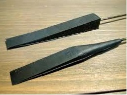 Cao su chặn âm lên dây đàn piano