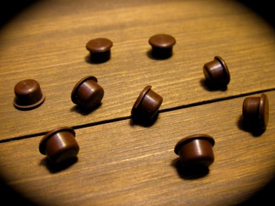 Núm cao su kê nắp đàn piano
